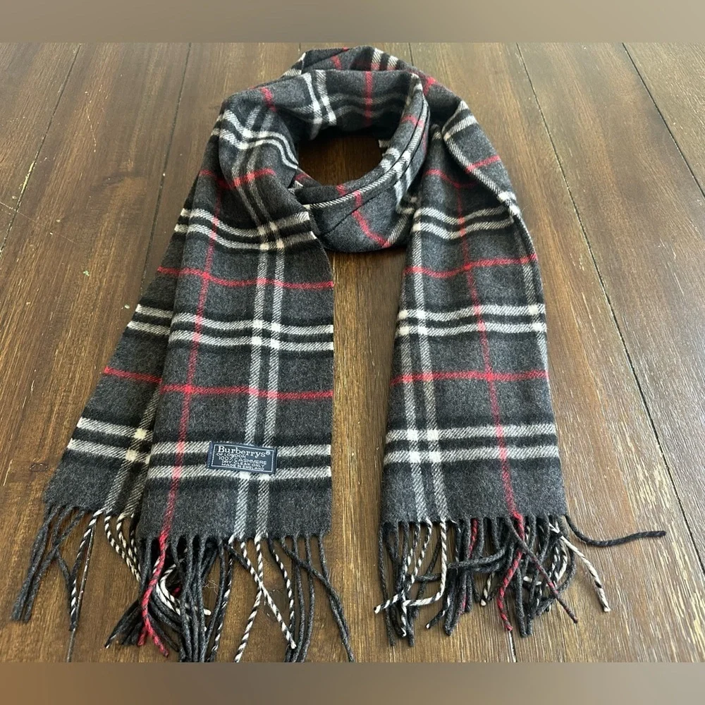 Vintage Burberry's cashmere scarf